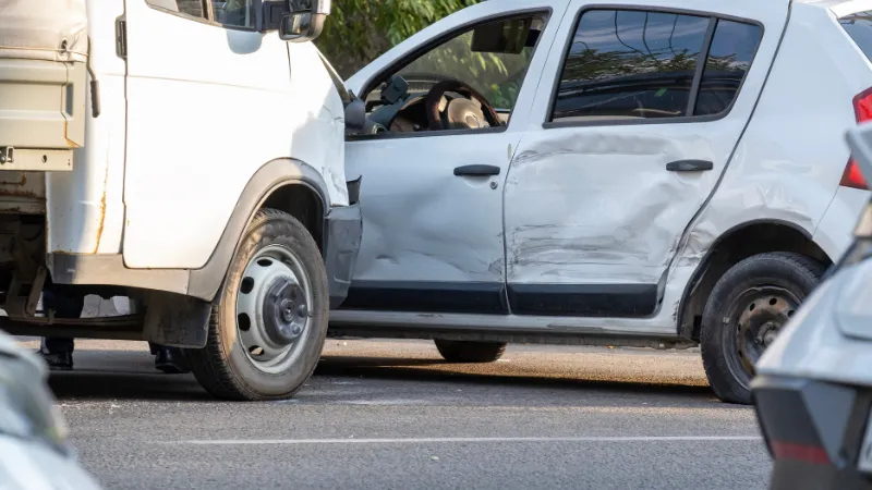 wo vehicles collided in the middle of the road
